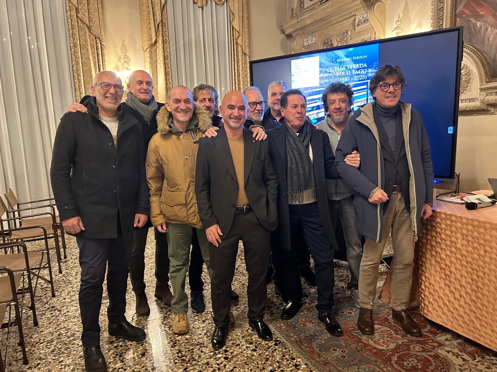 In sala Stucchi gli amici ora boomer del bocia Massimo Parolin, comandante della Polizia locale e scrittore