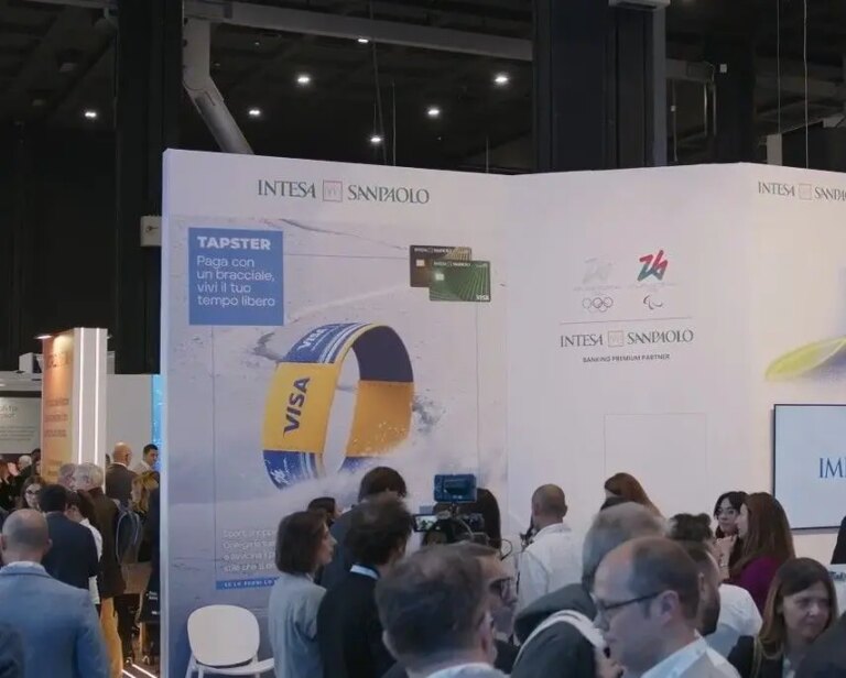 Intesa Sanpaolo, al Salone dei Pagamenti di Milano presentato il bracciale Contactless e Skipass