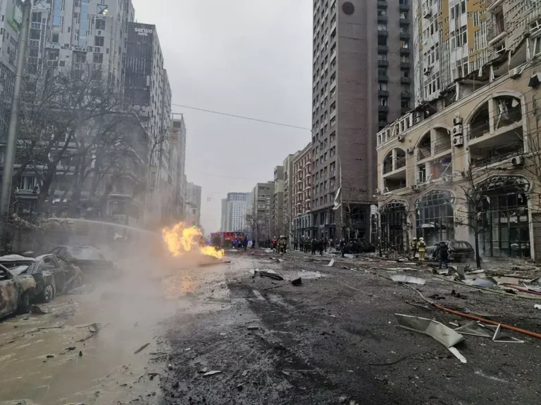 Massiccio attacco russo su Kiev e altre regioni dell’Ucraina, ci sono vittime e decine di feriti