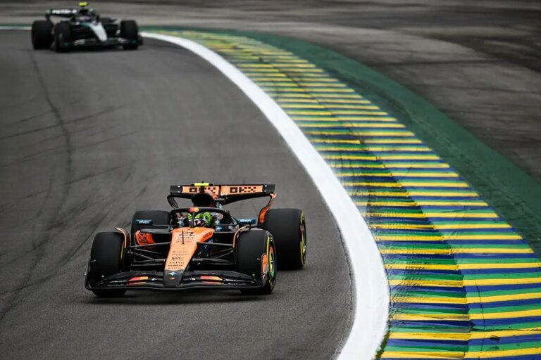 Norris vince la sprint in Brasile davanti ad Antonelli, Piastri va a muro. Leclerc 5° e Hamilton 7°