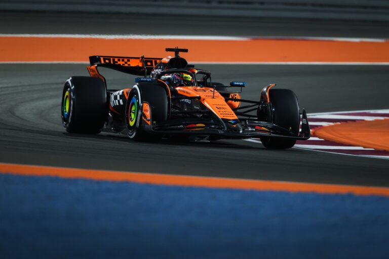 Piastri vince la sprint race del Gp del Qatar, notte fonda Ferrari