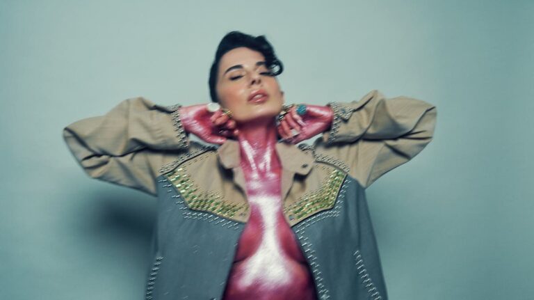 Paola Iezzi torna con il nuovo singolo “Superstar”