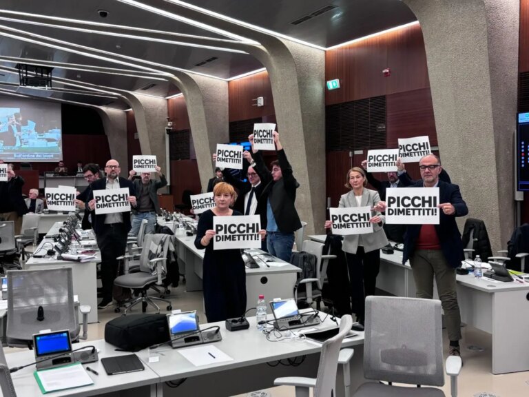 Cartelli ‘Picchi dimettiti’ in consiglio regionale, Majorino “Fontana sotto ricatto di FdI”