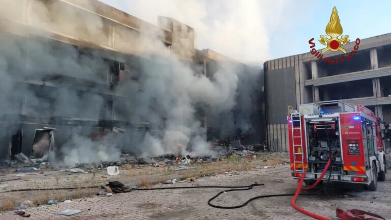 Incendio alla periferia di Roma in un edificio occupato. Un ferito in codice rosso, si è lanciato dai piani alti per sfuggire alle fiamme
