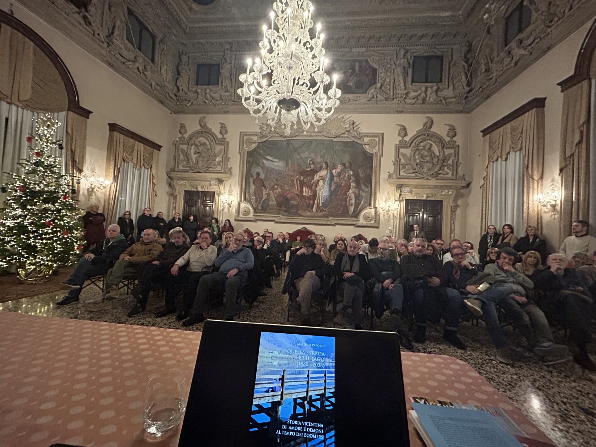 Sala Stucchi per la presentazione di Quella strada per il lago 1980-2023, uno spaccato di vita vicentina e... del pubblico in sala Stucchi