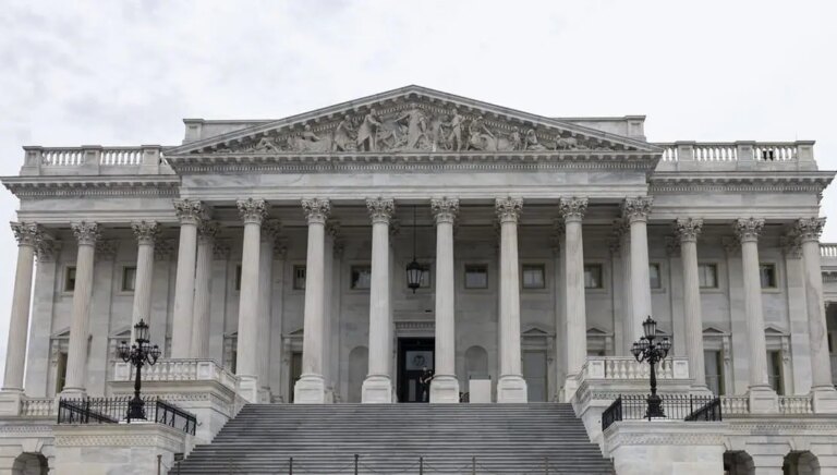 Epsteingate, le sopravvissute davanti al Campidoglio prima del voto