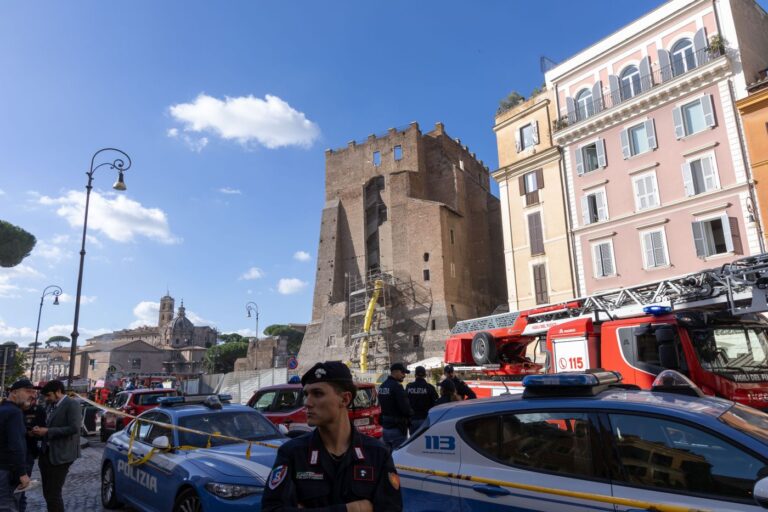 Roma, crolla una parte della Torre dei Conti. Vigili del fuoco al lavoro per salvare un operaio sotto le macerie