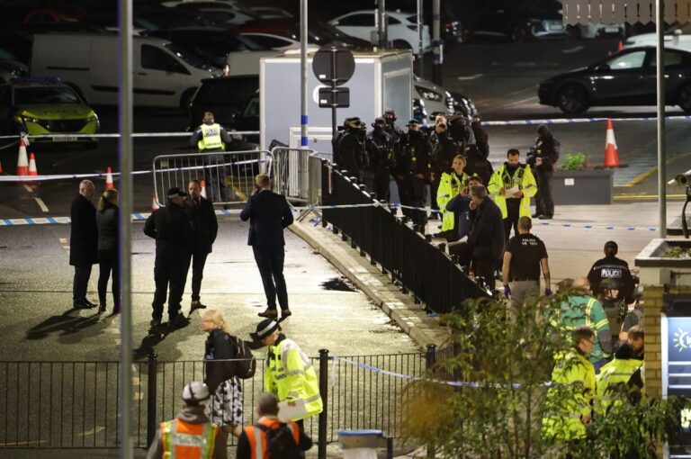 Accoltellamento sul treno in Inghilterra, dimessi quattro feriti. Altri due restano gravi. Meloni “Sconcerto per quanto accaduto”