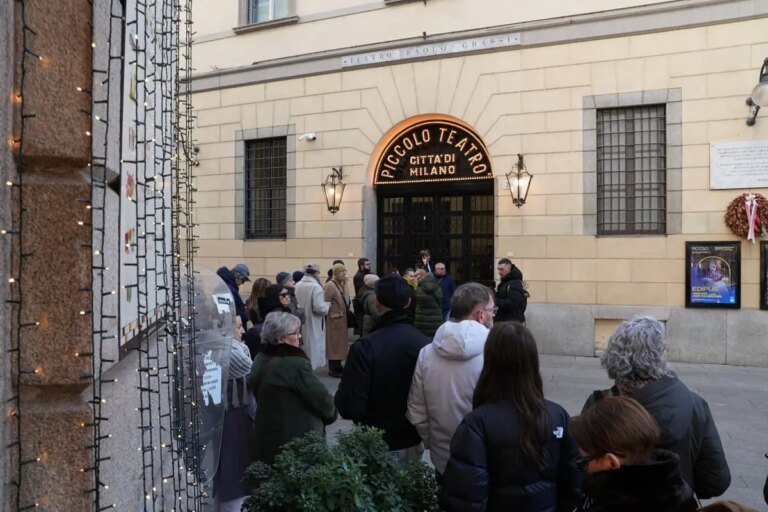 Aperta la camera ardente di Ornella Vanoni a Milano, applausi all’arrivo del feretro