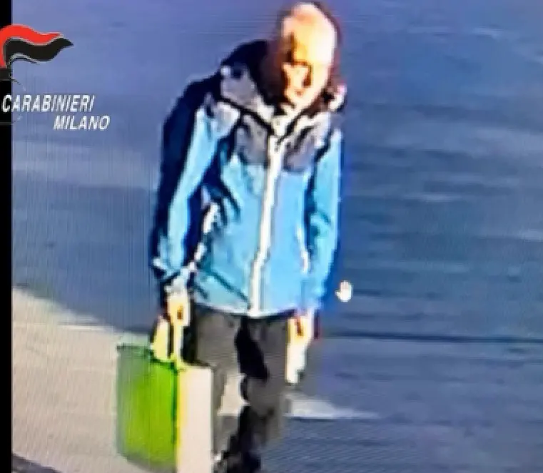 Donna accoltellata in piazza Gae Aulenti a Milano, è in gravi condizioni. Rintracciato l’aggressore / Video