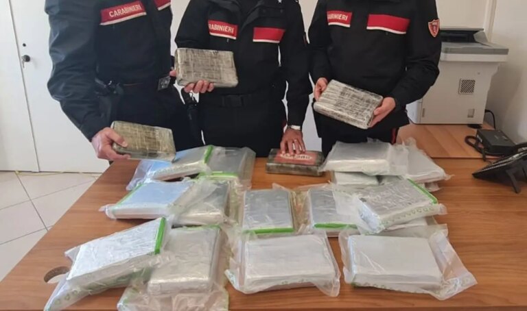 Fermata in auto con 23kg di cocaina dopo un inseguimento, arrestata una donna in provincia di Salerno
