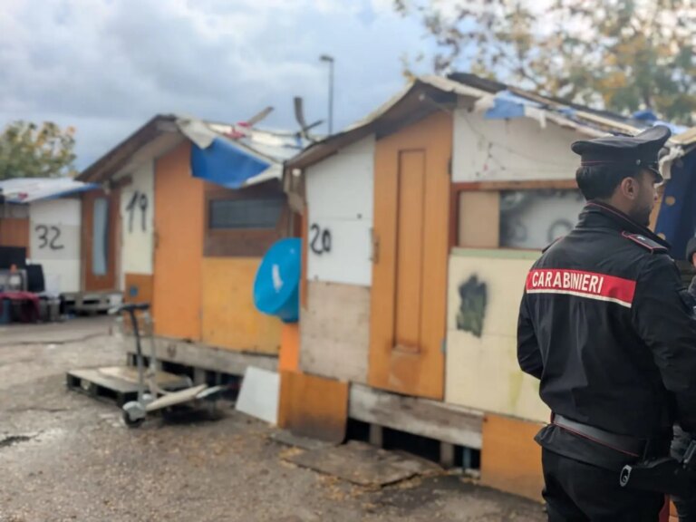 Blitz dei Carabinieri nel campo Rom di Napoli Poggioreale, denunce e sequestri