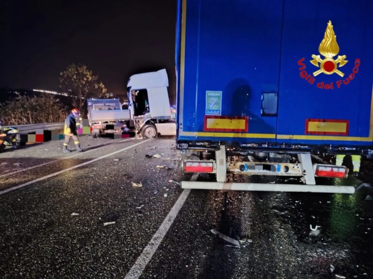 Scontro tra un furgone e un tir nel Milanese, muore un giovane di 23 anni