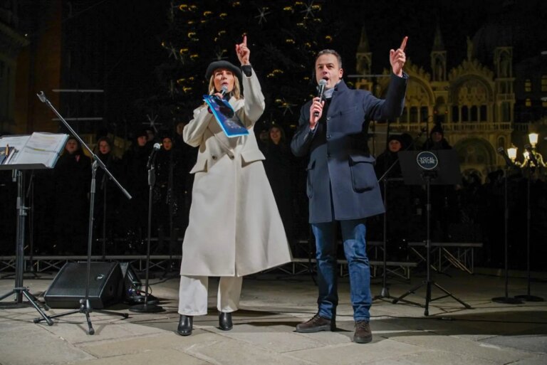 “Venezia. It’s Christmas Time”, Piazza San Marco risplende tra l’albero e le luci