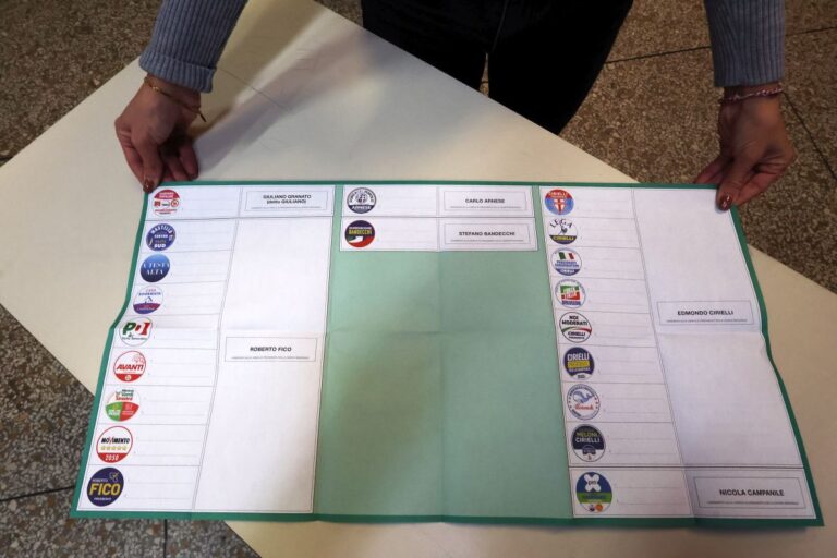 Urne riaperte per le regionali in Campania, Puglia e Veneto. Si vota fino alle 15, affluenza in calo
