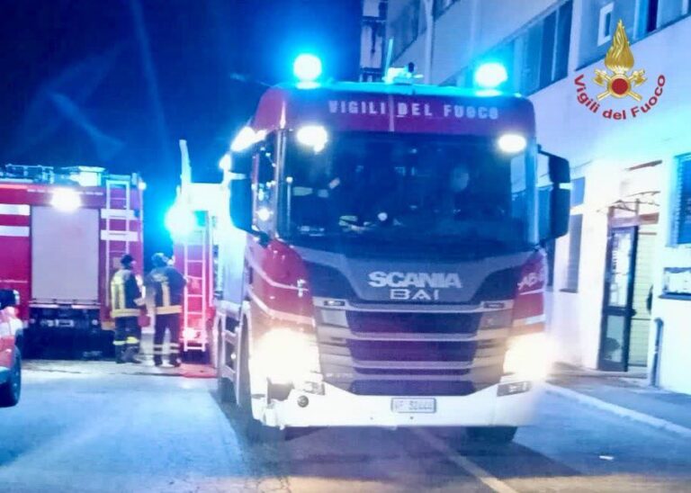 A Roma fiamme in un capannone abitato da 200 senza fissa dimora, tre intossicati