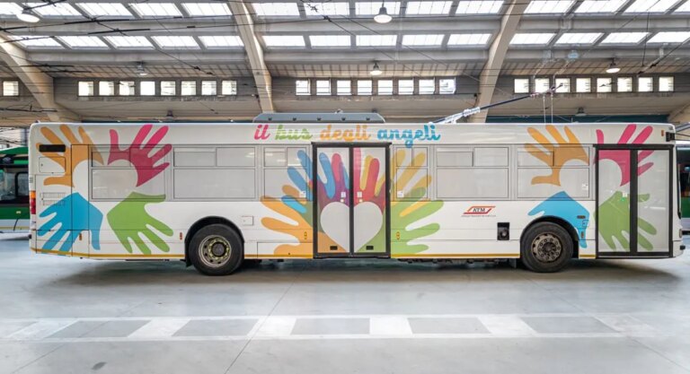 La solidarietà torna a percorrere le strade di Milano con il Bus degli Angeli