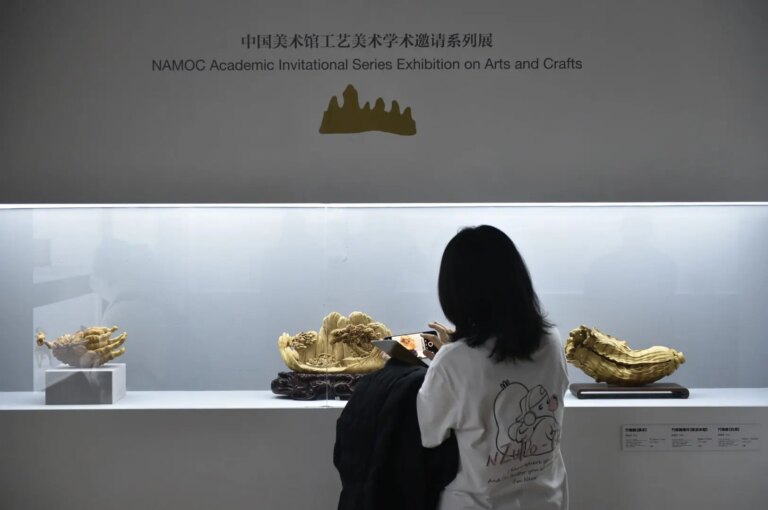 Cina: al via la mostra delle opere in legno a Pechino (1)