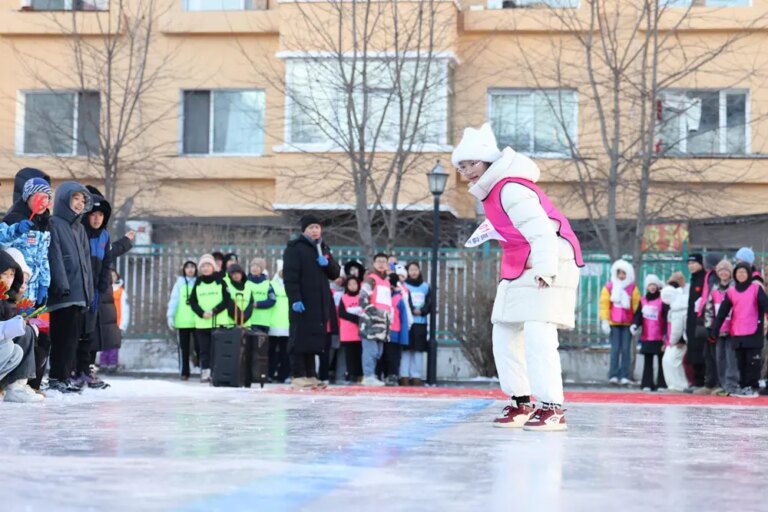 Cina: Heilongjiang, alunni impegnati in attività su ghiaccio e neve (2)