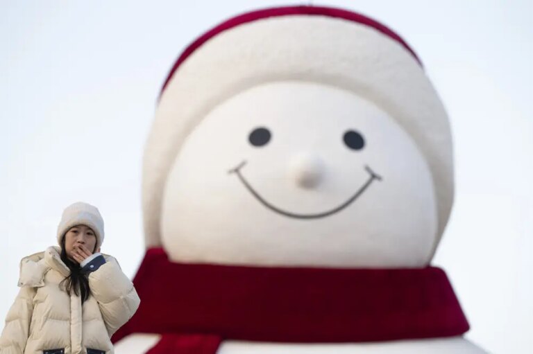 Cina: immagini del pupazzo di neve di Harbin alto 19 metri (2)
