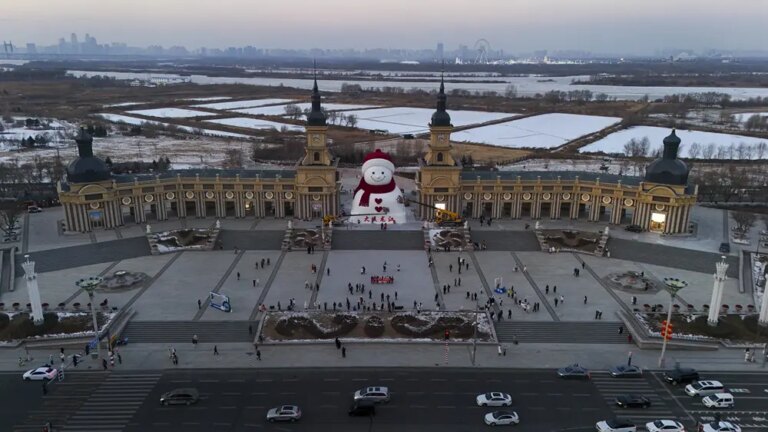 Cina: immagini del pupazzo di neve di Harbin alto 19 metri (3)
