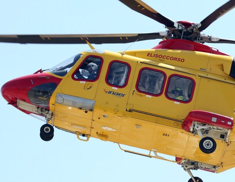 Elicottero precipita in Valtellina, a bordo 4 persone