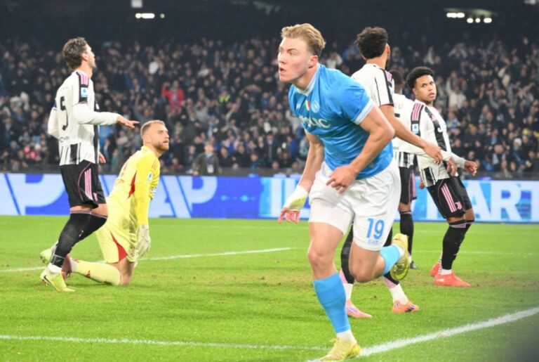 Il Napoli batte 2-1 la Juve e torna in cima, brilla Hojlund