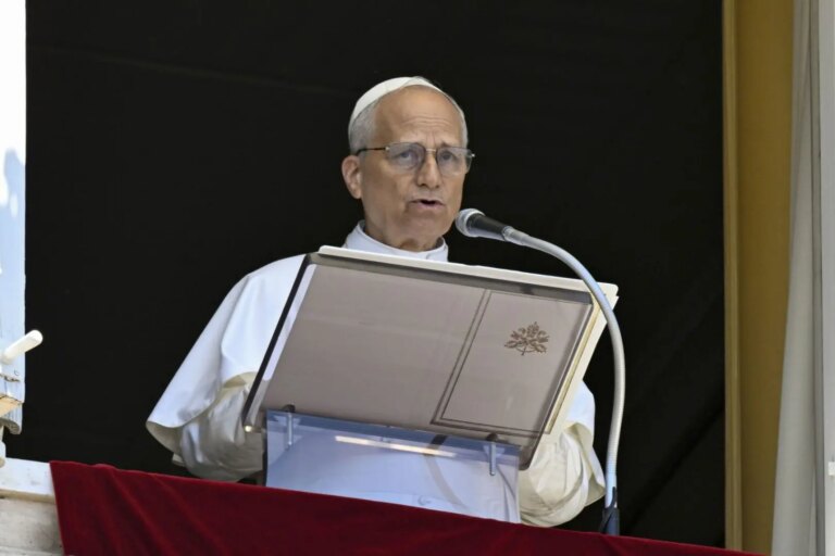 Il Papa nell’Angelus di Santo Stefano: “Chi crede oggi alla pace viene spesso ridicolizzato”