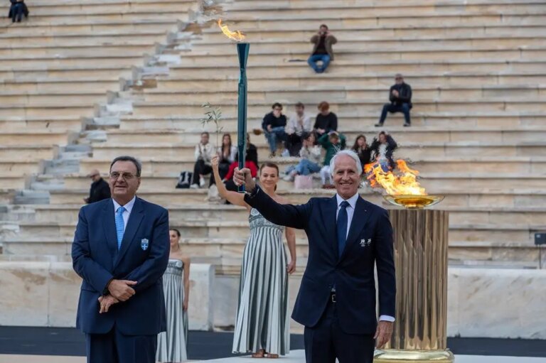 Milano-Cortina 2026: Atene, fiamma olimpica consegnata all’Italia (1)