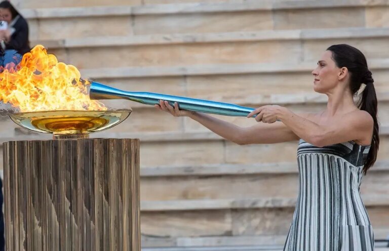 Milano-Cortina 2026: Atene, fiamma olimpica consegnata all’Italia (3)