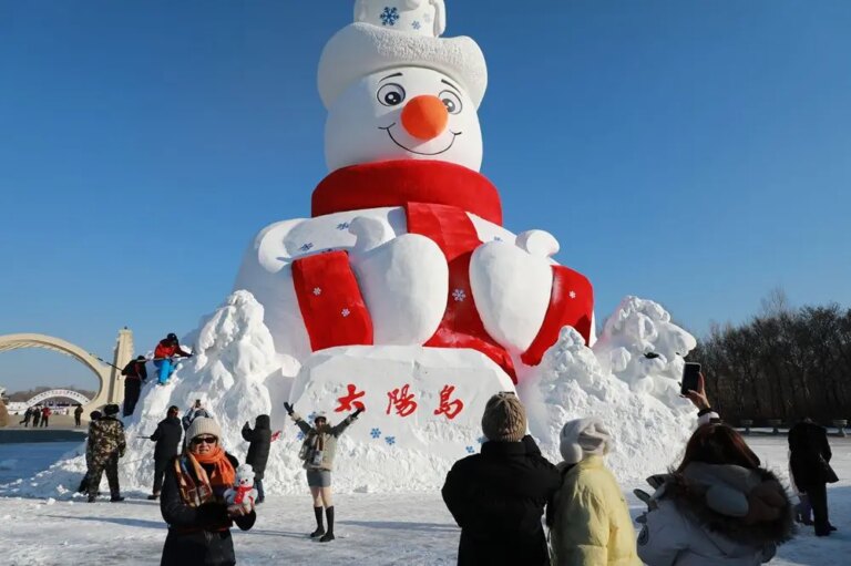 Cina: Harbin, svelata scultura di neve “Mr Snowman” alta 23,8 metri (1)