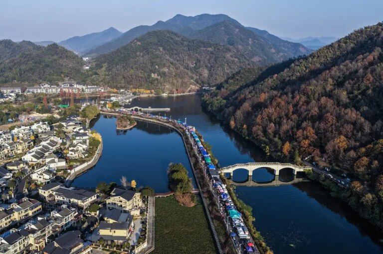 Cina: le immagini della fiera contadina in corso a Jiande (4)