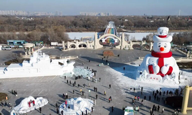 Cina: Harbin, svelata scultura di neve “Mr Snowman” alta 23,8 metri (2)