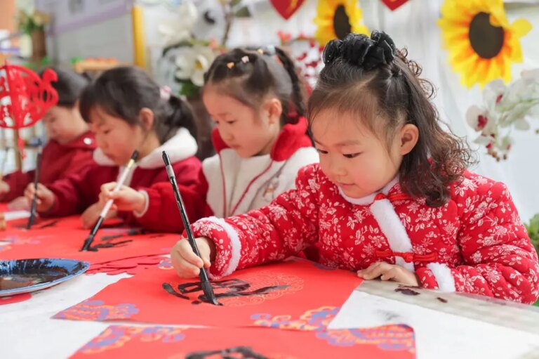 Cina: i bambini celebrano il nuovo anno con attività tradizionali (1)