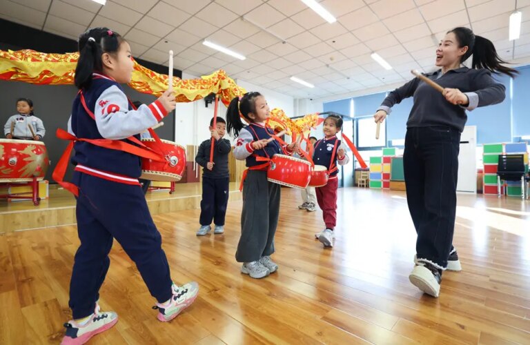 Cina: i bambini celebrano il nuovo anno con attività tradizionali (2)