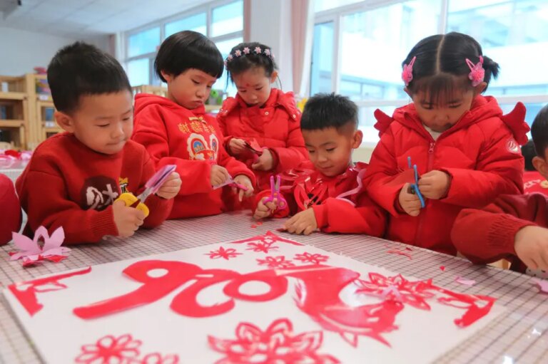 Cina: i bambini celebrano il nuovo anno con attività tradizionali (3)
