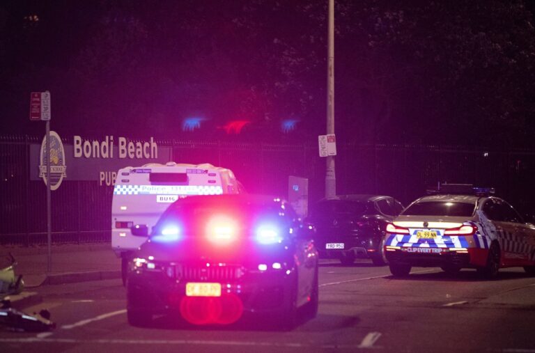 Australia, sparatoria a Bondi Beach durante festa ebraica di Hannukah: 12 morti, tra le vittime anche uno degli attentatori
