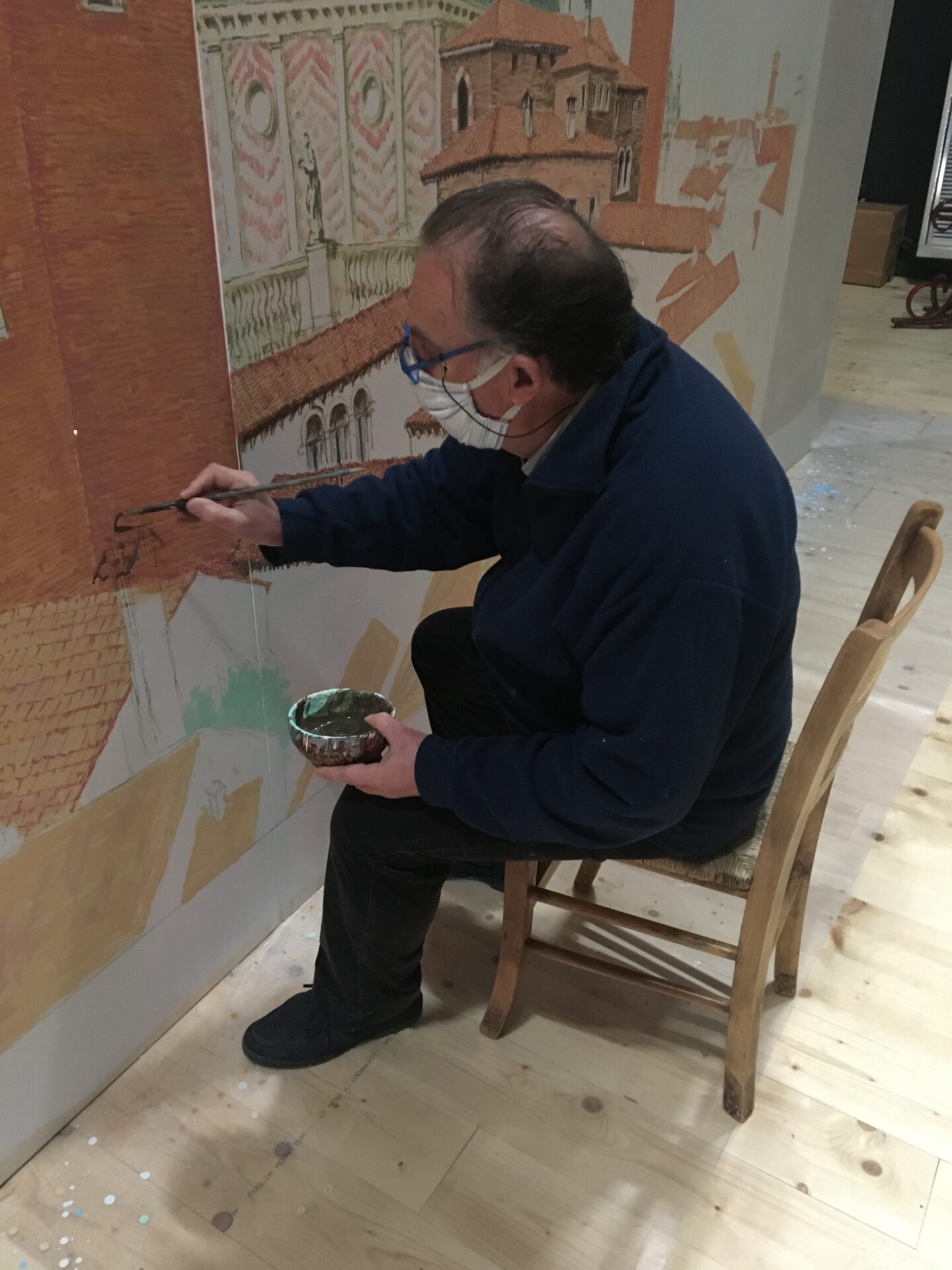 Galliano Rosset realizza direttamente sul palco le scenografie