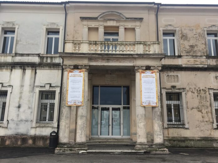 La facciata del Teatro Roi a CavazzaleJPG