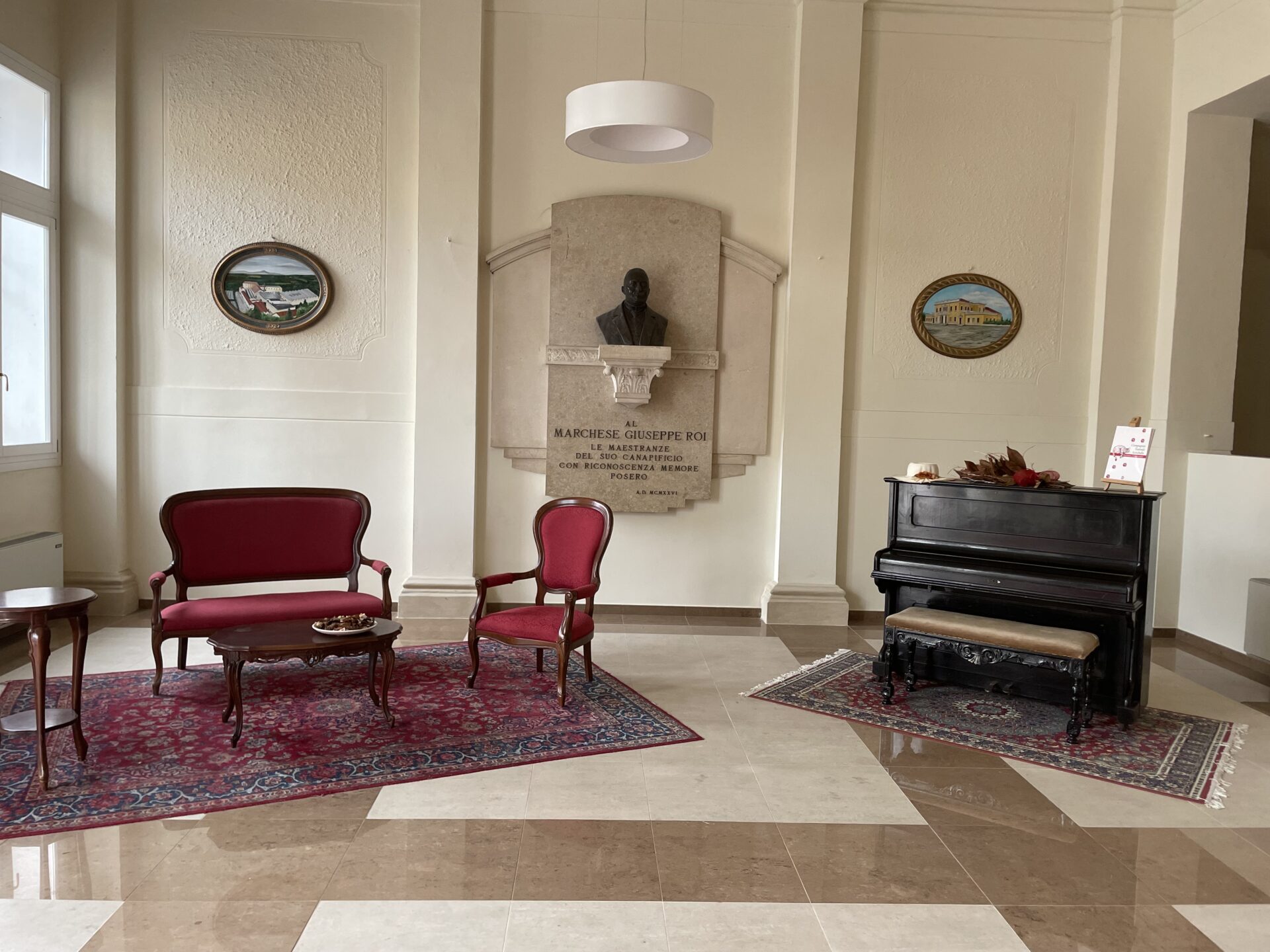 Il foyer ccon busto alla memoria del Marchese Roi, dono dei suoi operai.jpg