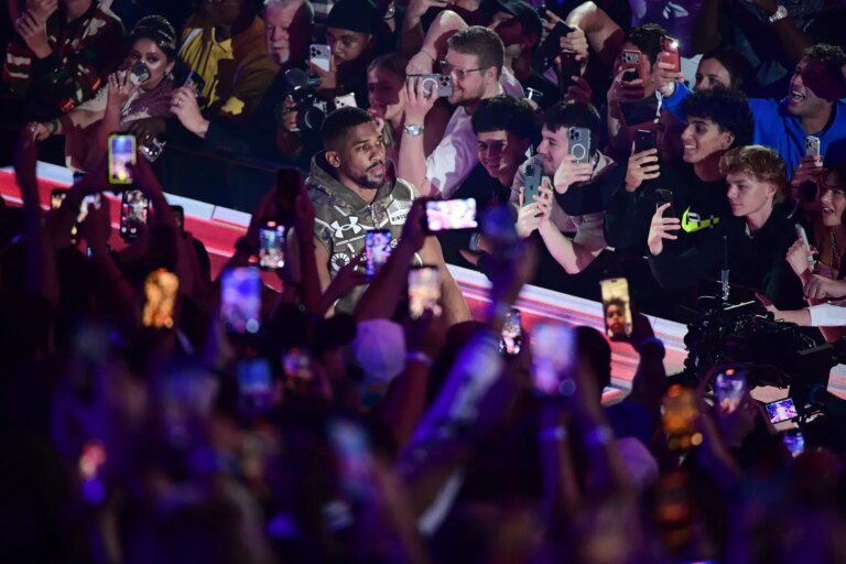 Paura per Joshua, incidente stradale in Nigeria: due morti, il pugile lievemente ferito