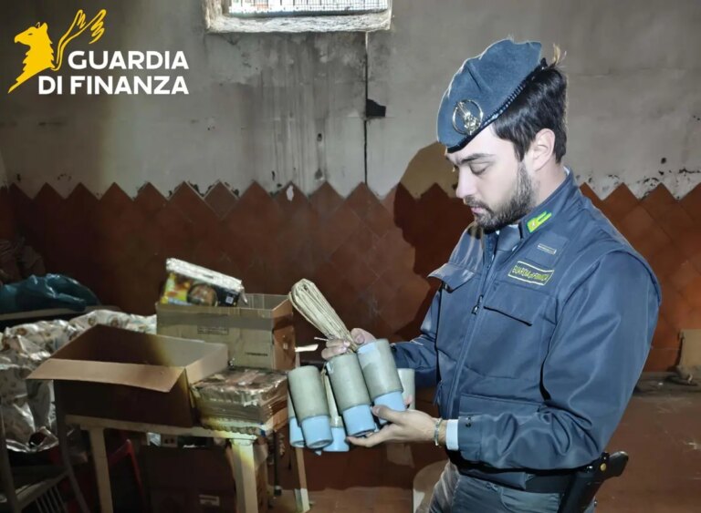 Sequestrate 2 tonnellate e mezzo di materiale pirotecnico illegale nel Napoletano, 2 arresti