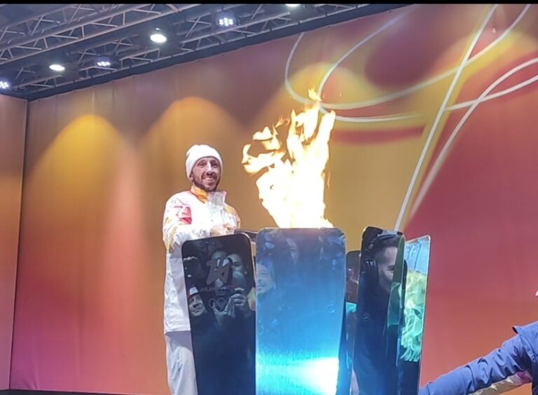 La fiamma olimpica a Palermo, Cairoli accende il braciere / Video