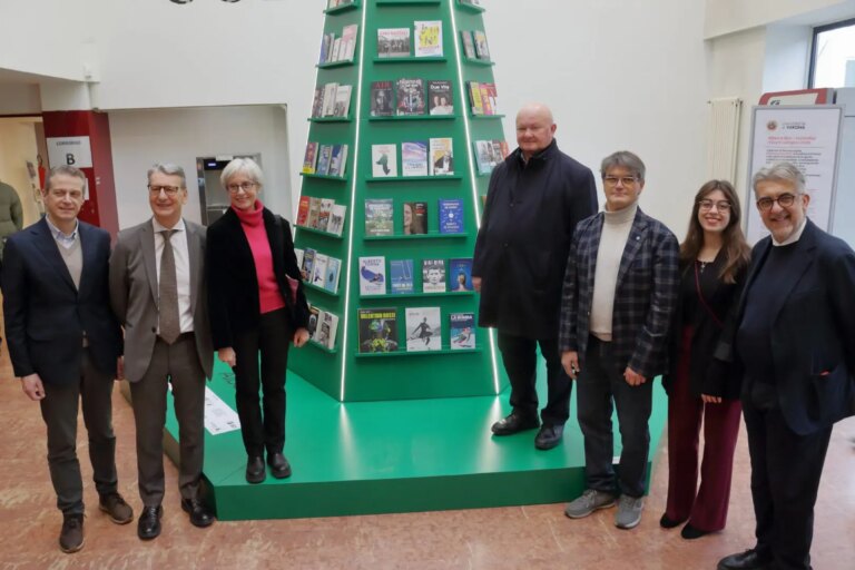 L’ateneo di Verona accende l’albero che genera libri per una celebrazione della lettura e dello sport
