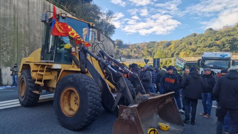 Lavoratori dell’ex Ilva occupano l’autostrada A10, Genova bloccata / Foto