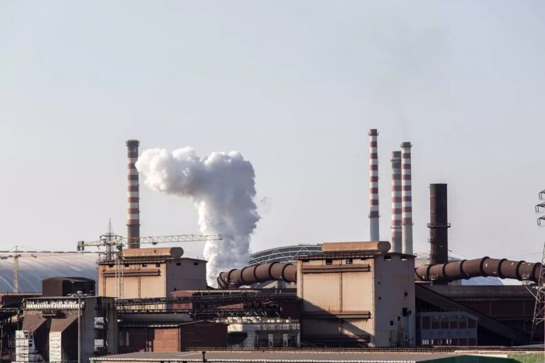 Ex Ilva, Urso aggiorna Decaro sulla riunione al Mimit e sulle prospettive per Taranto