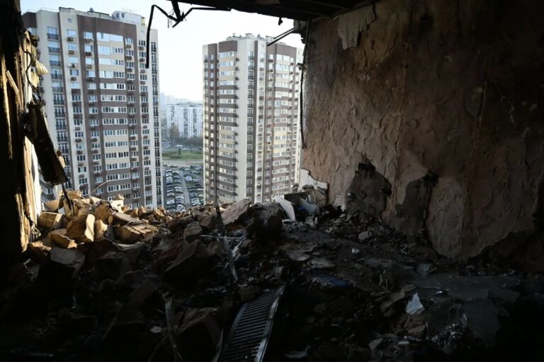 Raffica di missili e droni russi lanciati su Kiev, numerosi feriti