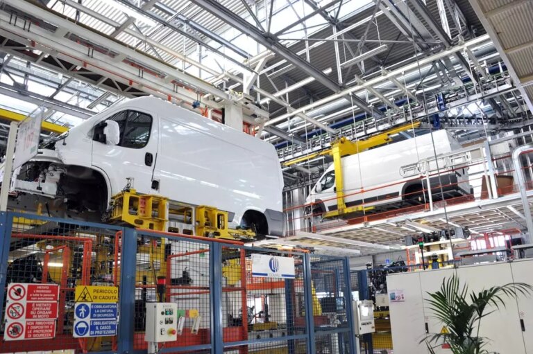 350mila contratti programmati dalle imprese a dicembre, rallentamento della domanda di lavoro