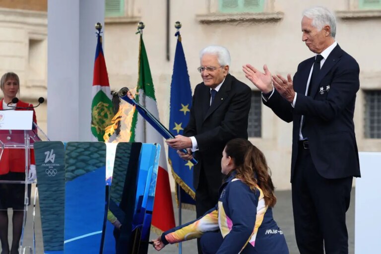 Mattarella accende il braciere olimpico dei Giochi Invernali di Milano-Cortina 2026 / Video