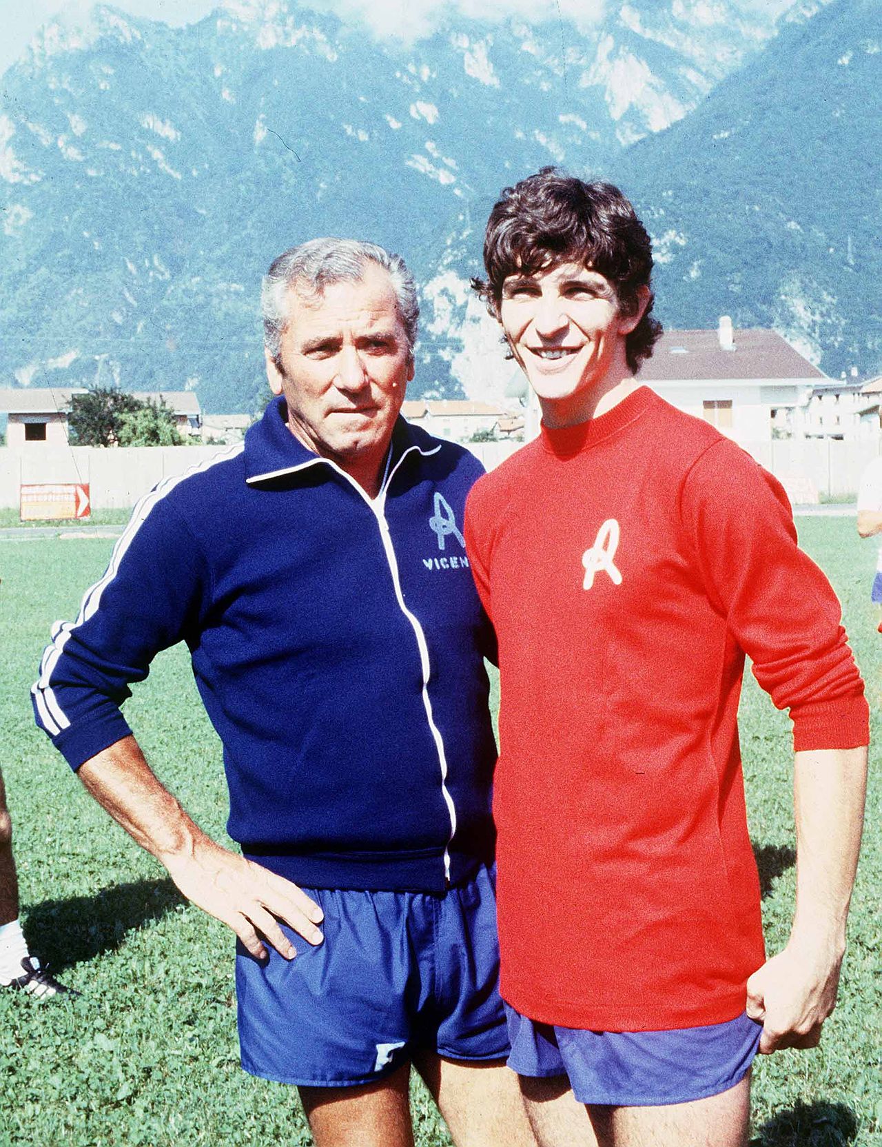 Rossi (a destra) e il tecnico Giovan Battista Fabbri in una pausa d'allenamento con il L.R. Vicenza a fine anni 70 (foto Wikipedia)